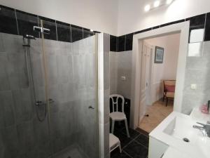 een badkamer met een douche en een wastafel bij Anna vendégház in Keszthely