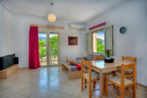 TV a/nebo společenská místnost v ubytování Thea Hotel - Studios & Suites