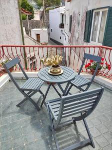 une table et deux chaises assises sur une terrasse dans l'établissement R&D Rest and Dream Capri, à Anacapri