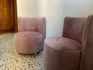 ヴェネツィアにあるSan Marco Charming Suiteの茶色の椅子2脚