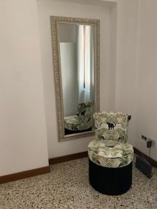 espejo y silla en una habitación con espejo en San Marco Charming Suite, en Venecia