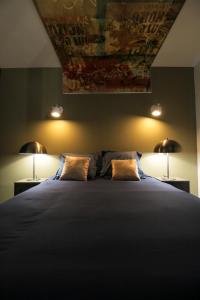 - une chambre avec un grand lit et deux lampes dans l'établissement Le Grunge, T2 hypercentre chic et cosy, Wifi par SOVALFI, à Saint-Étienne