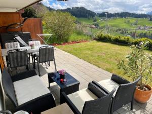 eine Terrasse mit Stühlen und einem Tisch mit Aussicht in der Unterkunft Studio der Alpen in Thun