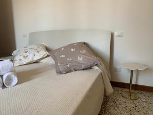 سرير أو أسرّة في غرفة في San Marco Charming Suite