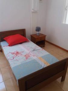 Ένα ή περισσότερα κρεβάτια σε δωμάτιο στο Location saisonnière Le Clos des Agrumes