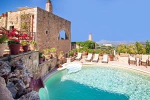 una piscina con cascada en el centro de una casa en Samonas - Green villa Faskomilia en La Canea