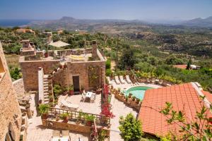 una vista aérea de una villa con piscina en Samonas - Green villa Faskomilia en La Canea