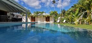 Bazén v ubytování Flor de Coco, Villa neuve, 5 chambres, 5 salles de bains et grande piscine à 250 mètres de la plage nebo v jeho okolí