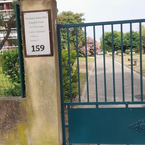 een bord op een hek naast een park bij chez MARINO antony real in Orange