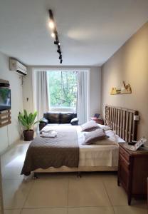 Un dormitorio con una cama grande y una ventana en Baixo Copa Guest House, en Río de Janeiro