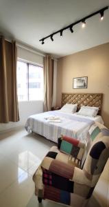 1 dormitorio con 1 cama grande y 1 sofá en Baixo Copa Guest House, en Río de Janeiro