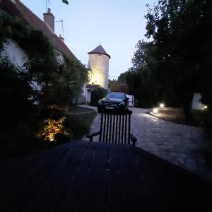 Fotografia z galérie ubytovania Gîte de la tour de Loire - 65 m2 au pied d'une tour de gué du 17ème siècle v destinácii Mer