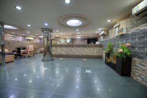 un vestíbulo de un hospital con sala de espera en Al Fanar Al Alami 2- Haya'a malakeya, en Yanbu