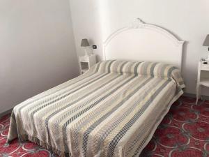 A bed or beds in a room at R&D Rest and Dream Capri