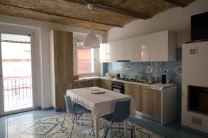 a kitchen with a table and chairs in a room at Vico Nove in Lanciano