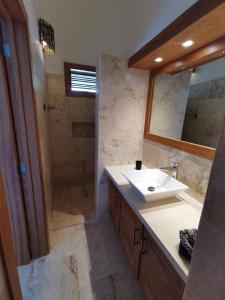Koupelna v ubytování Flor de Coco, Villa neuve, 5 chambres, 5 salles de bains et grande piscine à 250 mètres de la plage