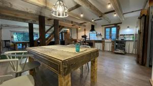a kitchen with a wooden table in a room at Chata Rosochata in Nakwasin