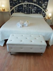 un letto bianco con due asciugamani sopra di Le Pinelle a Terni