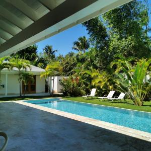 Bazén v ubytování Flor de Coco, Villa neuve, 5 chambres, 5 salles de bains et grande piscine à 250 mètres de la plage nebo v jeho okolí
