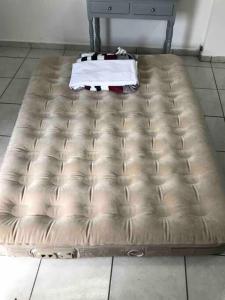 a mattress sitting on the floor in a room at Cerca del IMSS Depa OtancahuiBerna (Facturable) in Ciudad Obregón