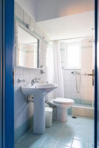 een badkamer met een wastafel en een toilet bij Abbey Resort in Monastiraki