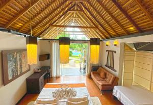 uma sala de estar com uma cama e um sofá em Blue Whale Resort & Kite Surfing em Kalpitiya