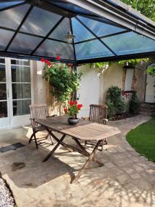 Vonkajšia záhrada v ubytovaní Gîte de la tour de Loire - 65 m2 au pied d'une tour de gué du 17ème siècle