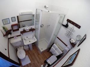 ein kleines Bad mit einer Dusche und einem WC in der Unterkunft Rosamaly Guesthouse in Hunstanton