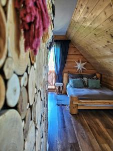 ムシナにあるChata Naturaの丸太小屋のベッドのある寝室 +284枚の写真
