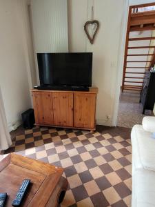 Televízia a/alebo spoločenská miestnosť v ubytovaní Gîte de la tour de Loire - 65 m2 au pied d'une tour de gué du 17ème siècle