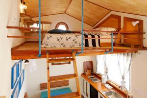 sypialnia z łóżkiem piętrowym w małym domku w obiekcie Robinson Corto Maltese w Bol