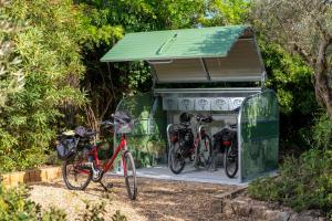 レ・ボー・ド・プロヴァンスにあるマ ドゥ ルリヴィエの小屋に停められた自転車の一団