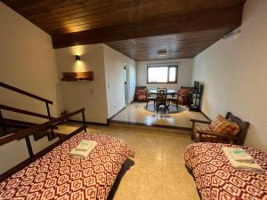 1 dormitorio con 2 camas y comedor en Departamentos San Martin en Ushuaia