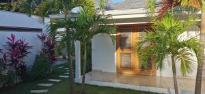 Zahrada ubytování Flor de Coco, Villa neuve, 5 chambres, 5 salles de bains et grande piscine à 250 mètres de la plage