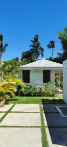 Zahrada ubytování Flor de Coco, Villa neuve, 5 chambres, 5 salles de bains et grande piscine à 250 mètres de la plage