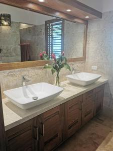 Koupelna v ubytování Flor de Coco, Villa neuve, 5 chambres, 5 salles de bains et grande piscine à 250 mètres de la plage