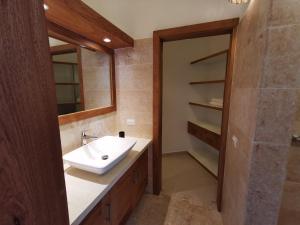Koupelna v ubytování Flor de Coco, Villa neuve, 5 chambres, 5 salles de bains et grande piscine à 250 mètres de la plage