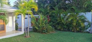 Zahrada ubytování Flor de Coco, Villa neuve, 5 chambres, 5 salles de bains et grande piscine à 250 mètres de la plage