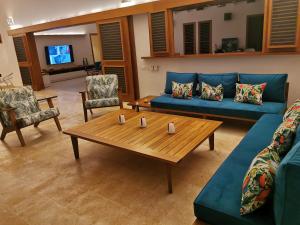 Posezení v ubytování Flor de Coco, Villa neuve, 5 chambres, 5 salles de bains et grande piscine à 250 mètres de la plage