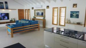 Kuchyň nebo kuchyňský kout v ubytování Flor de Coco, Villa neuve, 5 chambres, 5 salles de bains et grande piscine à 250 mètres de la plage