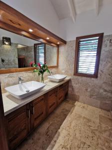 Koupelna v ubytování Flor de Coco, Villa neuve, 5 chambres, 5 salles de bains et grande piscine à 250 mètres de la plage