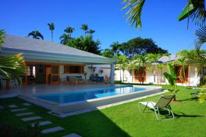 Bazén v ubytování Flor de Coco, Villa neuve, 5 chambres, 5 salles de bains et grande piscine à 250 mètres de la plage nebo v jeho okolí