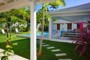 Zahrada ubytování Flor de Coco, Villa neuve, 5 chambres, 5 salles de bains et grande piscine à 250 mètres de la plage