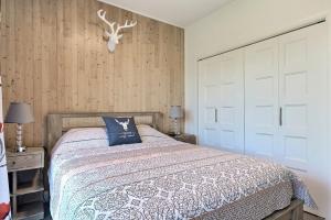 Un dormitorio con una cama con una almohada azul. en GOOD VIBES ONLY -Modern and spacious 2 bedroom condo 4 beds FREE PARKING, GYM en Quebec