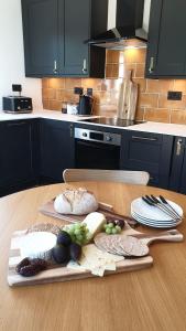 Balsham的住宿－Finest Retreats - Blackbarn Wood，厨房配有带不同种类食物的桌子
