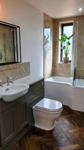 Bathroom sa Finest Retreats - Blackbarn Wood