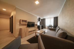 Gesto Apartments في براغ: غرفة معيشة بها أريكة وتلفزيون