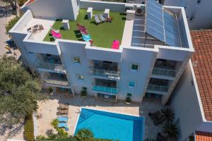 einem Luftblick auf ein Gebäude mit einem Pool in der Unterkunft Apartments Fortunella in Petrovac na Moru