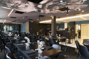 DEMSI Palace Hotel & Restaurant tesisinde bir restoran veya yemek mekanı