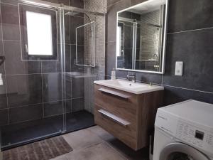 Koupelna v ubytování Maison de vacances à Poitiers,proche FUTUROSCOPE